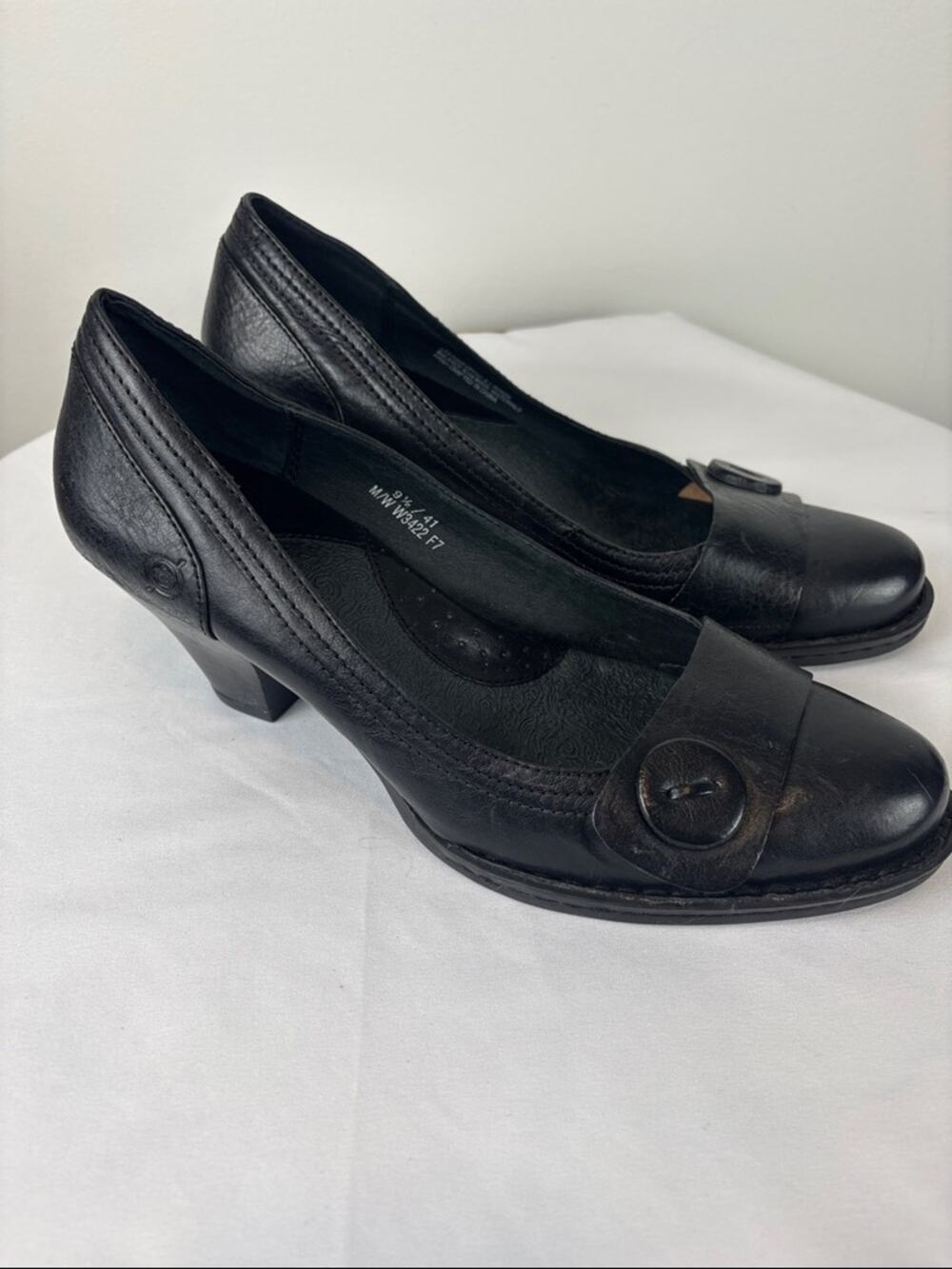 Born Black Leather Low Heel Pumps Comfort Shoes Women’s 9.5 Button Detail Office